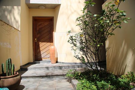 Casa à venda com 267m², 4 quartos e 2 vagasFachada