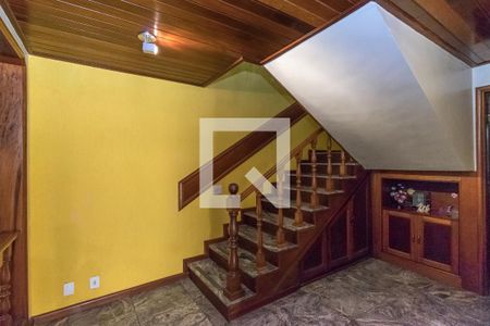 Hall de acesso ao 2º andar de casa à venda com 2 quartos, 344m² em Penha, Rio de Janeiro