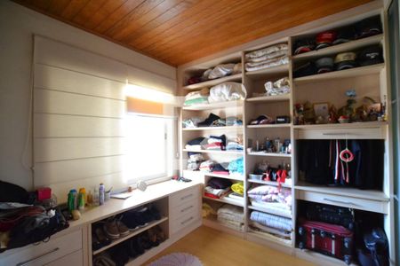 Casa à venda com 287m², 4 quartos e 2 vagasCloset