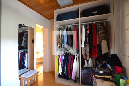 Casa à venda com 287m², 4 quartos e 2 vagasCloset