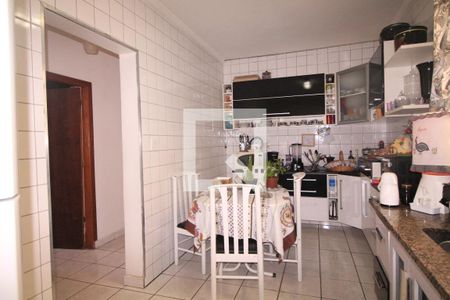 Casa à venda com 340m², 2 quartos e 2 vagasCozinha