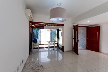 Sala de casa de condomínio à venda com 3 quartos, 155m² em Anil, Rio de Janeiro