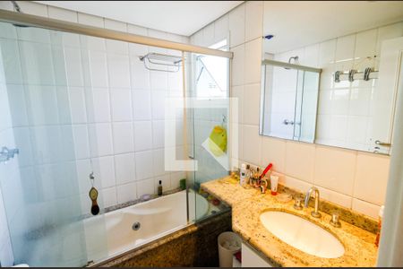 Apartamento à venda com 74m², 2 quartos e 2 vagasBanheiro da Suíte 1