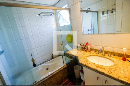 Apartamento à venda com 74m², 2 quartos e 2 vagasBanheiro da Suíte 1