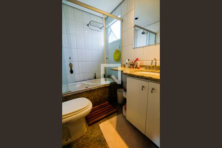 Apartamento à venda com 74m², 2 quartos e 2 vagasBanheiro da Suíte 1