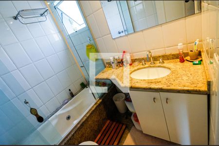 Apartamento à venda com 74m², 2 quartos e 2 vagasBanheiro da Suíte 1