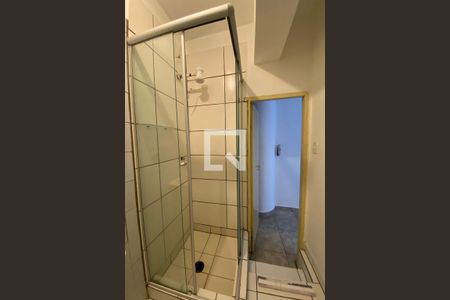 Banheiro de kitnet/studio para alugar com 1 quarto, 27m² em Bela Vista, São Paulo