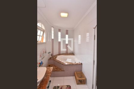 Casa à venda com 660m², 3 quartos e 6 vagasBanheiro da Suíte 1