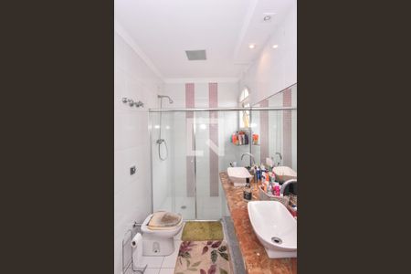 Casa à venda com 660m², 3 quartos e 6 vagasBanheiro da Suíte 1