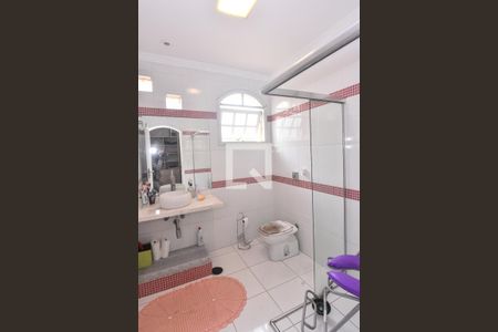 Casa à venda com 660m², 3 quartos e 6 vagasBanheiro da Suíte 2