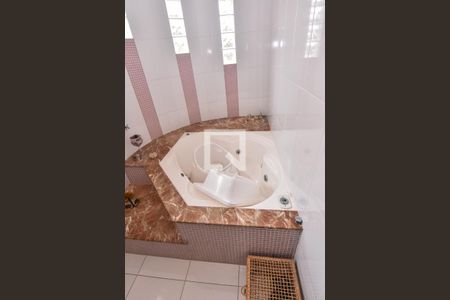 Casa à venda com 660m², 3 quartos e 6 vagasBanheiro da Suíte 1