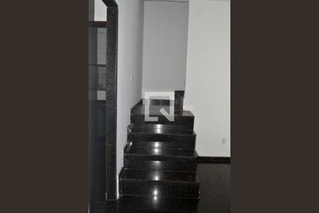 Apartamento para alugar com 80m², 2 quartos e sem vagaescada