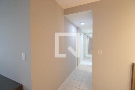 Sala - Corredor de apartamento para alugar com 4 quartos, 114m² em Barra da Tijuca, Rio de Janeiro
