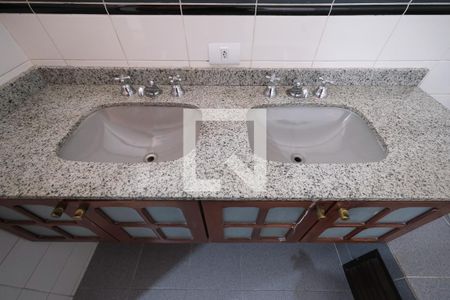 Apartamento à venda com 350m², 4 quartos e 3 vagas Apartamento à venda com 350m², 4 quartos e 3 vagasBanheiro da Suíte 4