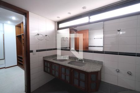 Apartamento à venda com 350m², 4 quartos e 3 vagas Apartamento à venda com 350m², 4 quartos e 3 vagasBanheiro da Suíte 4