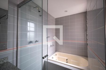 Apartamento à venda com 350m², 4 quartos e 3 vagas Apartamento à venda com 350m², 4 quartos e 3 vagasBanheiro da Suíte 1