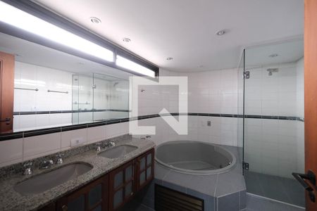 Apartamento à venda com 350m², 4 quartos e 3 vagas Apartamento à venda com 350m², 4 quartos e 3 vagasBanheiro da Suíte 4