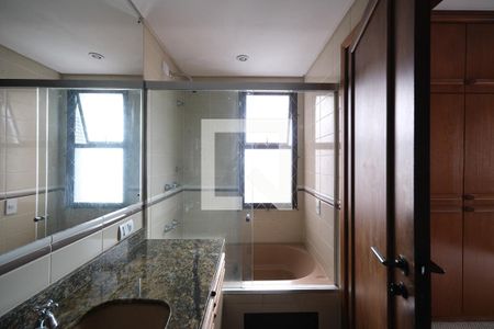 Apartamento à venda com 350m², 4 quartos e 3 vagas Apartamento à venda com 350m², 4 quartos e 3 vagasBanheiro da Suíte 3