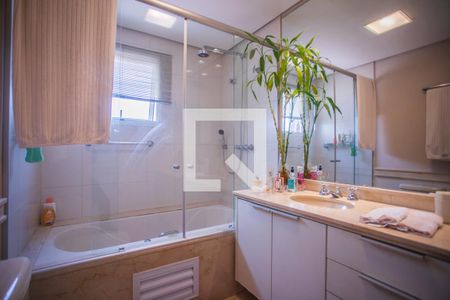 Apartamento à venda com 193m², 4 quartos e 3 vagas Apartamento à venda com 193m², 4 quartos e 3 vagasBanheiro Suíte - Banheira