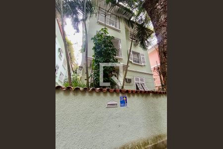 Apartamento à venda com 200m², 3 quartos e sem vagaFachada com cartaz QA.