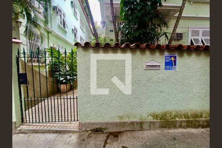 Apartamento à venda com 200m², 3 quartos e sem vagaFachada com cartaz QA.