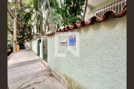 Apartamento à venda com 200m², 3 quartos e sem vagaFachada com cartaz QA.