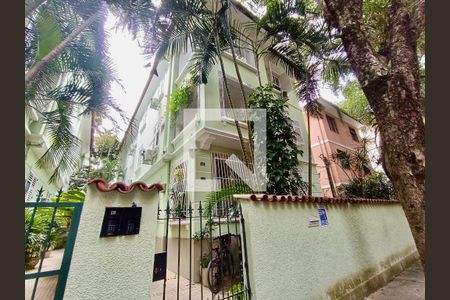 Apartamento à venda com 200m², 3 quartos e sem vagaFachada com cartaz QA.