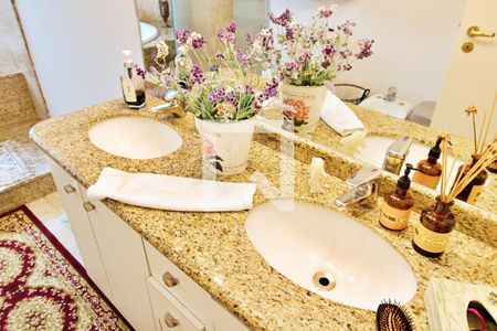 Apartamento à venda com 600m², 4 quartos e 5 vagasBanheiro da Suíte 1