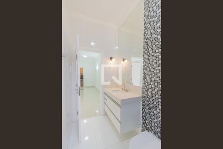 Casa de condomínio para alugar com 318m², 4 quartos e 4 vagasBanheiro Social