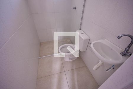 Banheiro de kitnet/studio para alugar com 1 quarto, 17m² em Jardim Santa Cruz, São Paulo