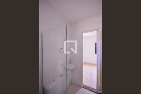 Banheiro de kitnet/studio para alugar com 1 quarto, 17m² em Jardim Santa Cruz, São Paulo