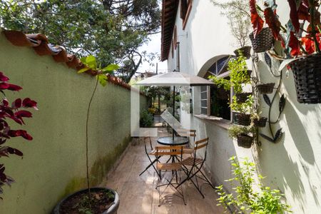 Casa à venda com 700m², 3 quartos e 6 vagasCorredor Lateral