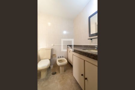 Apartamento para alugar com 200m², 4 quartos e 2 vagas Apartamento para alugar com 200m², 4 quartos e 2 vagasBanheiro da Suíte 1