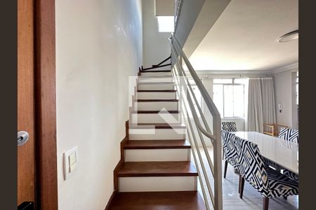 Apartamento à venda com 206m², 5 quartos e 3 vagasEscada