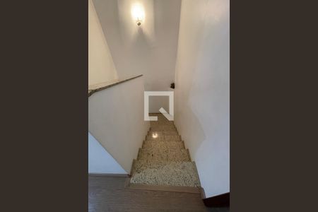 Casa à venda com 191m², 4 quartos e 2 vagasEscada