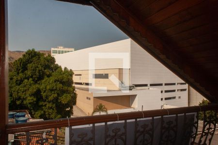 Casa de condomínio para alugar com 130m², 3 quartos e 2 vagasVaranda 