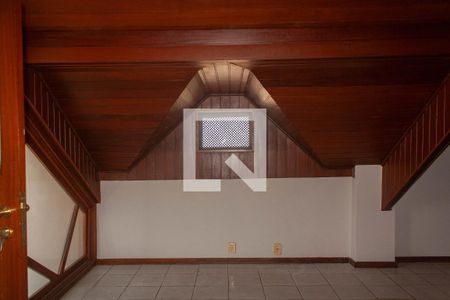 Casa de condomínio para alugar com 130m², 3 quartos e 2 vagasSótão 