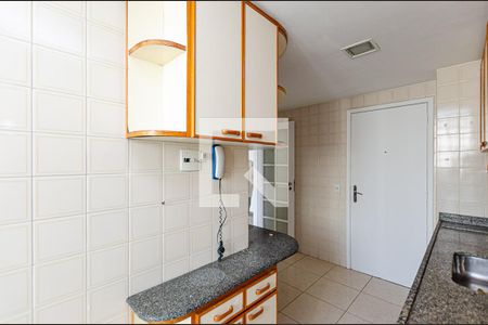 Apartamento à venda com 130m², 4 quartos e 2 vagasCozinha 