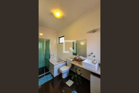 Casa à venda com 350m², 4 quartos e 4 vagasBanheiro Suíte 2