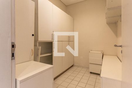 Casa de condomínio para alugar com 590m², 6 quartos e 6 vagas Casa de condomínio para alugar com 590m², 6 quartos e 6 vagasLavanderia