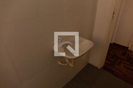Detalhe banheiro de apartamento para alugar com 1 quarto, 43m² em Floresta, Porto Alegre