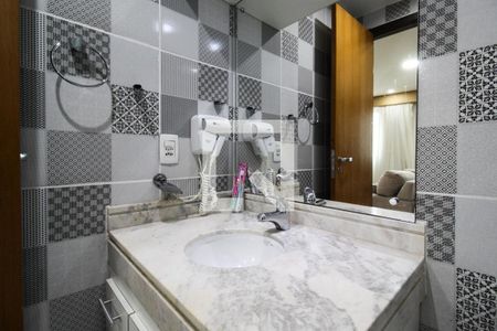 Banheiro  de kitnet/studio para alugar com 1 quarto, 30m² em Indianópolis, São Paulo