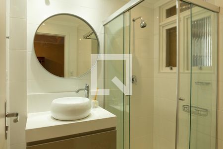Banheiro de apartamento à venda com 1 quarto, 48m² em Vila Ipiranga, Porto Alegre