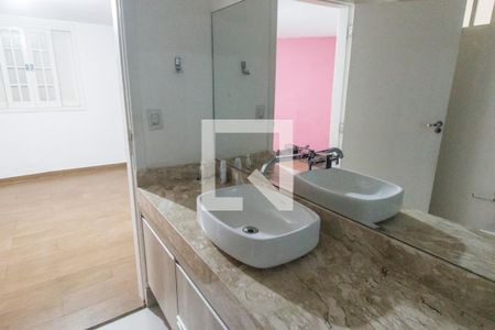 Casa de condomínio à venda com 420m², 7 quartos e 4 vagasBanheiro da Suíte 4