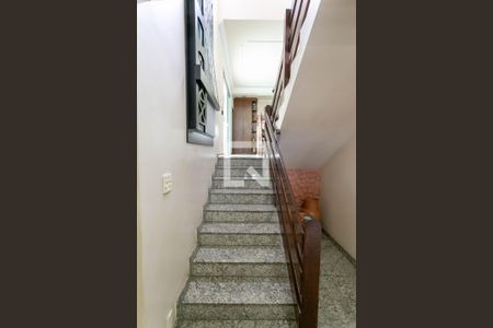 Casa à venda com 290m², 5 quartos e 3 vagasEscada