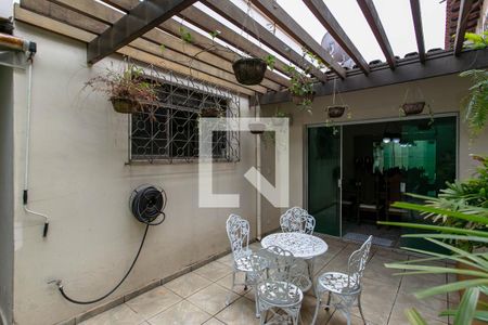 Casa à venda com 290m², 5 quartos e 3 vagasVaranda