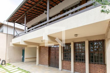 Casa à venda com 290m², 5 quartos e 3 vagasFachada