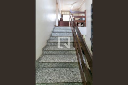 Casa à venda com 290m², 5 quartos e 3 vagasEscada