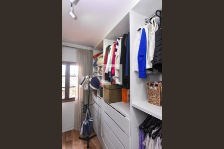 Casa à venda com 130m², 3 quartos e 2 vagas Casa à venda com 130m², 3 quartos e 2 vagasCloset