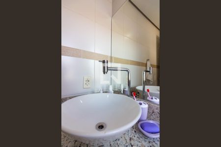 Banheiro  de apartamento à venda com 2 quartos, 58m² em Vila Osasco, Osasco